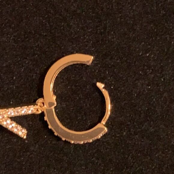 “V” initial goldtone pierced earrings new in gift box - Picture 3 of 4